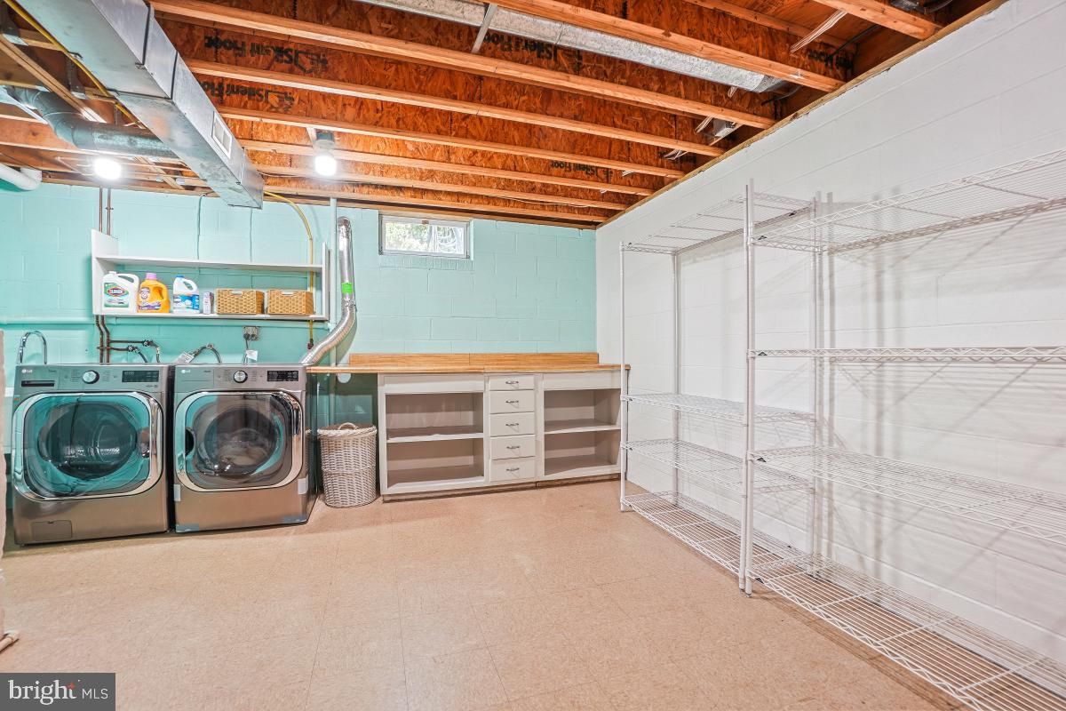 Interior, Washer, Wooden Beams