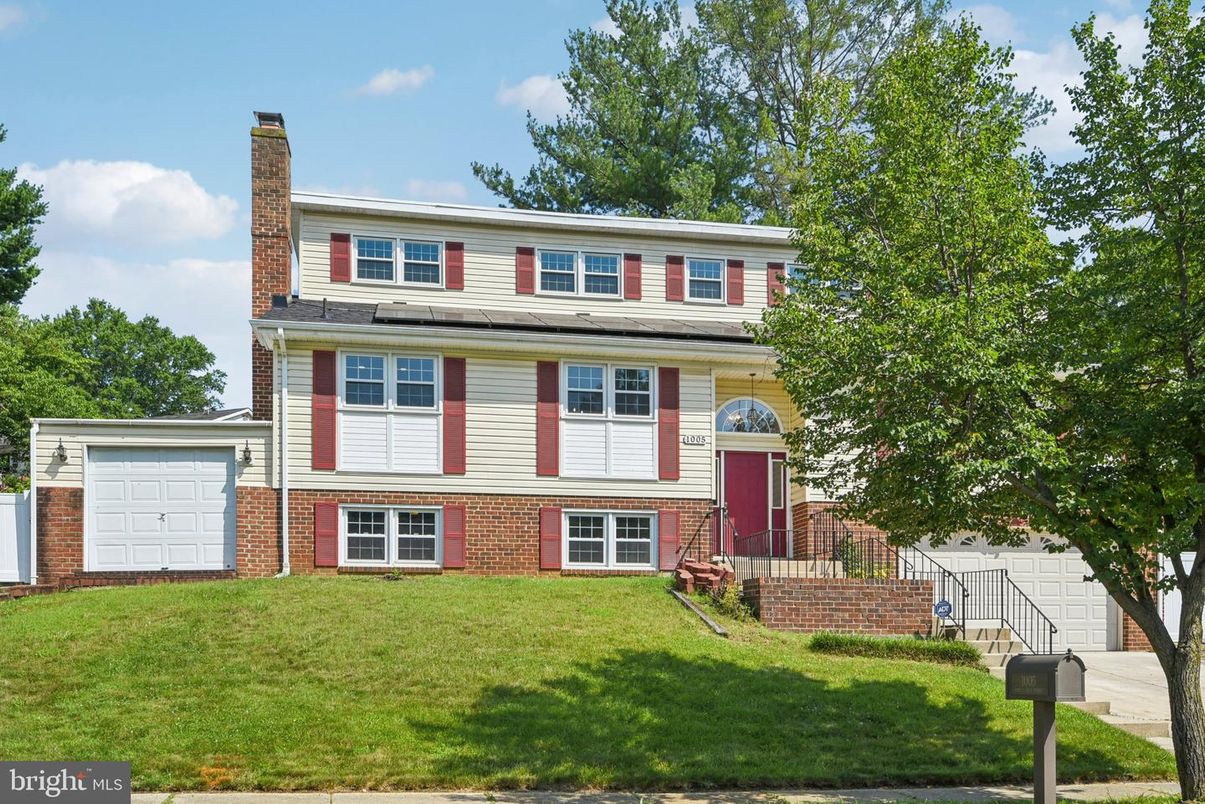 Attached, Exterior, Facade, Raised Ranch