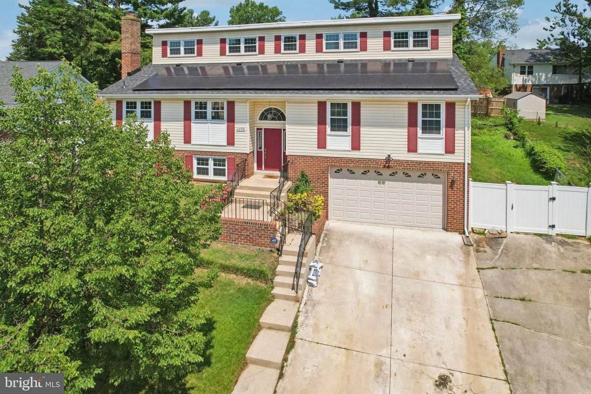 Attached, Exterior, Facade, Brick Facade, Georgian