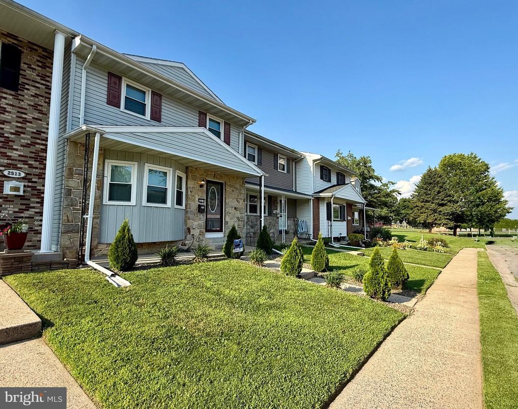 Exterior, Facade, American Foursquare