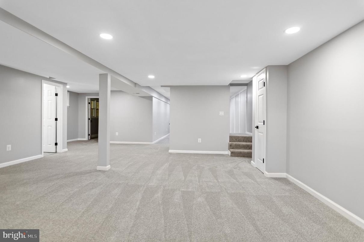 Empty room, Interior, Recessed Lighting