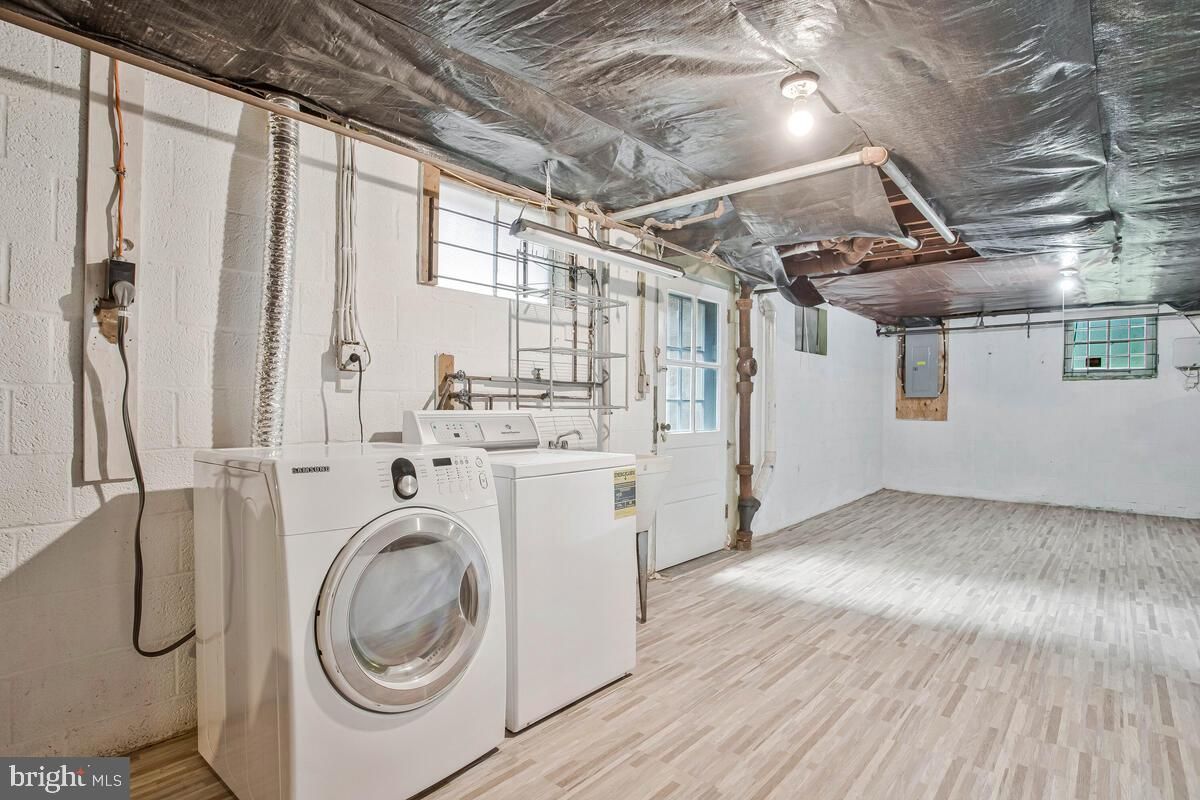 Interior, Utility Closets, Washer, Wood Texture Flooring