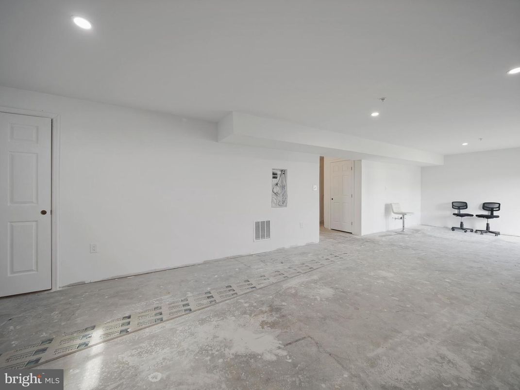 Empty room, Fitness Equipment, Interior, Recessed Lighting