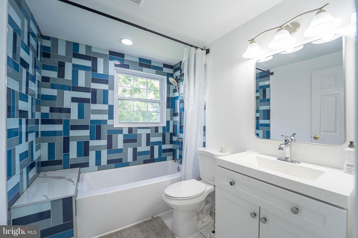 Bathroom, Interior, Recessed Lighting