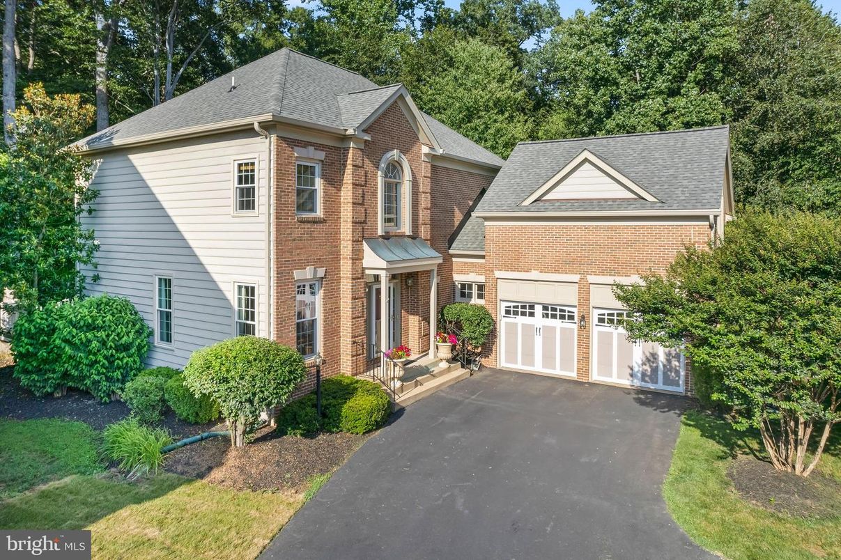 Attached, Exterior, Facade, Brick Facade, Georgian