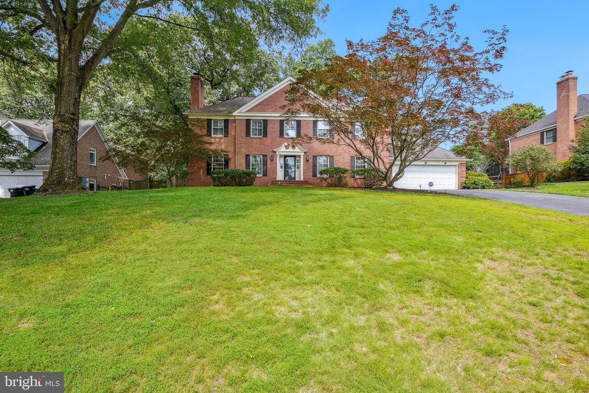 Attached, Backyard, Exterior, Facade, Brick Facade, Georgian