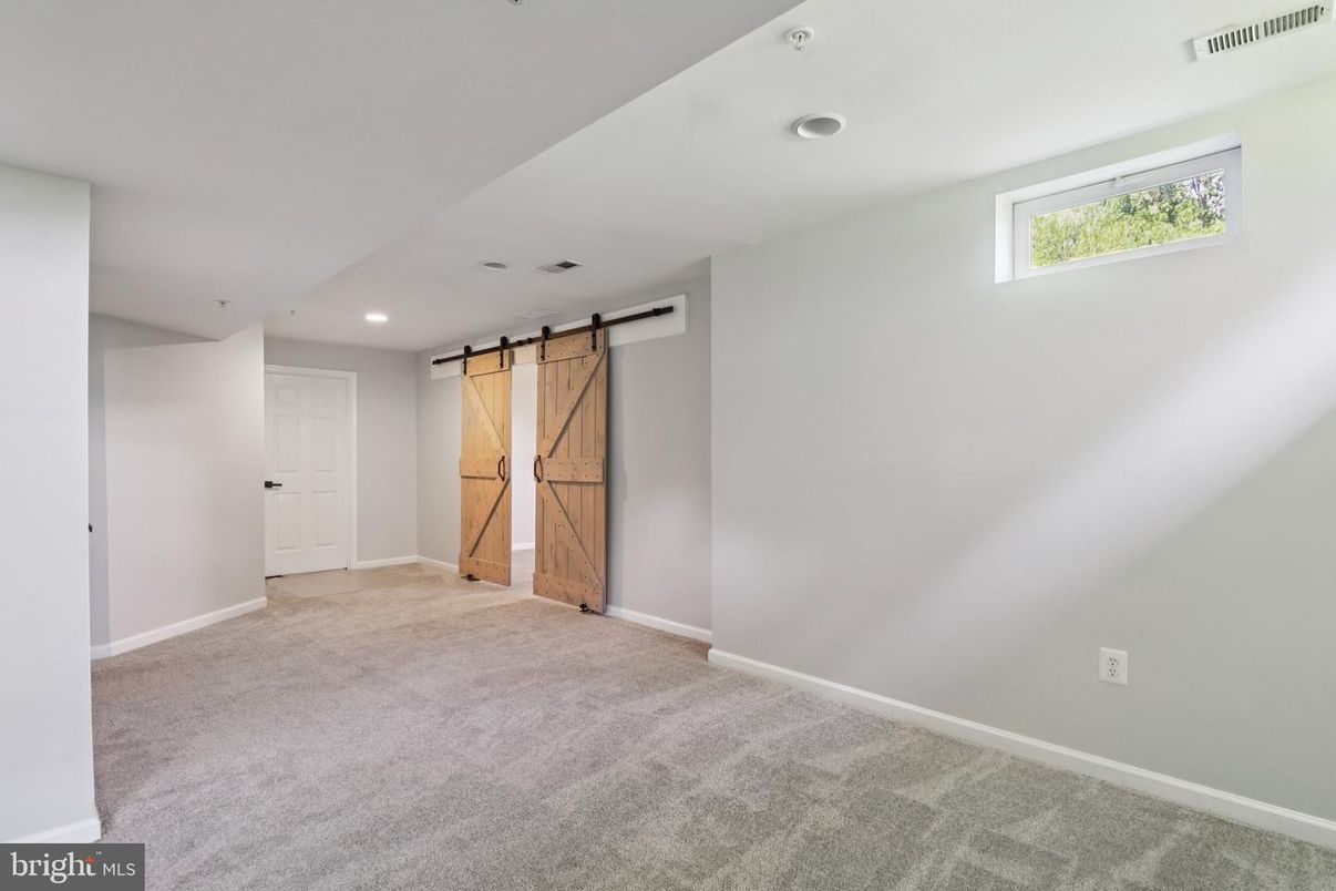 Empty room, Interior, Recessed Lighting