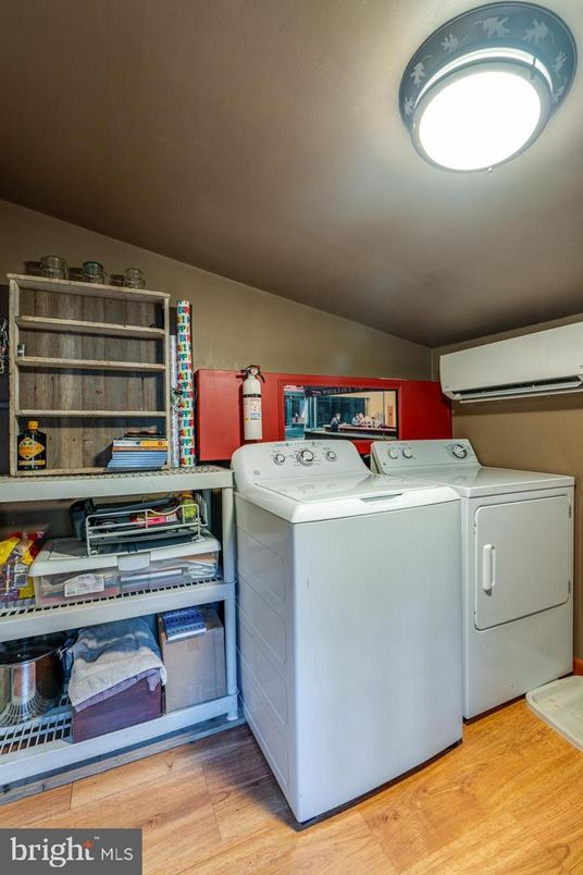 Interior, Washer, Wood Texture Flooring