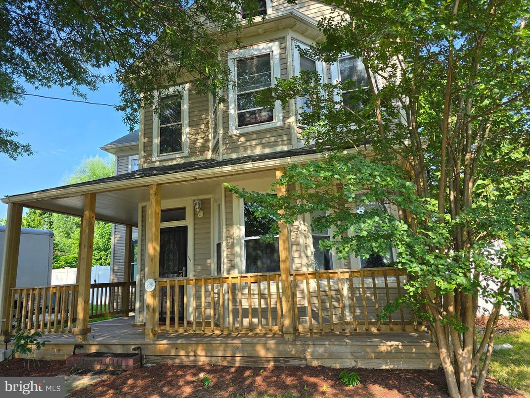Exterior, Facade, American Foursquare