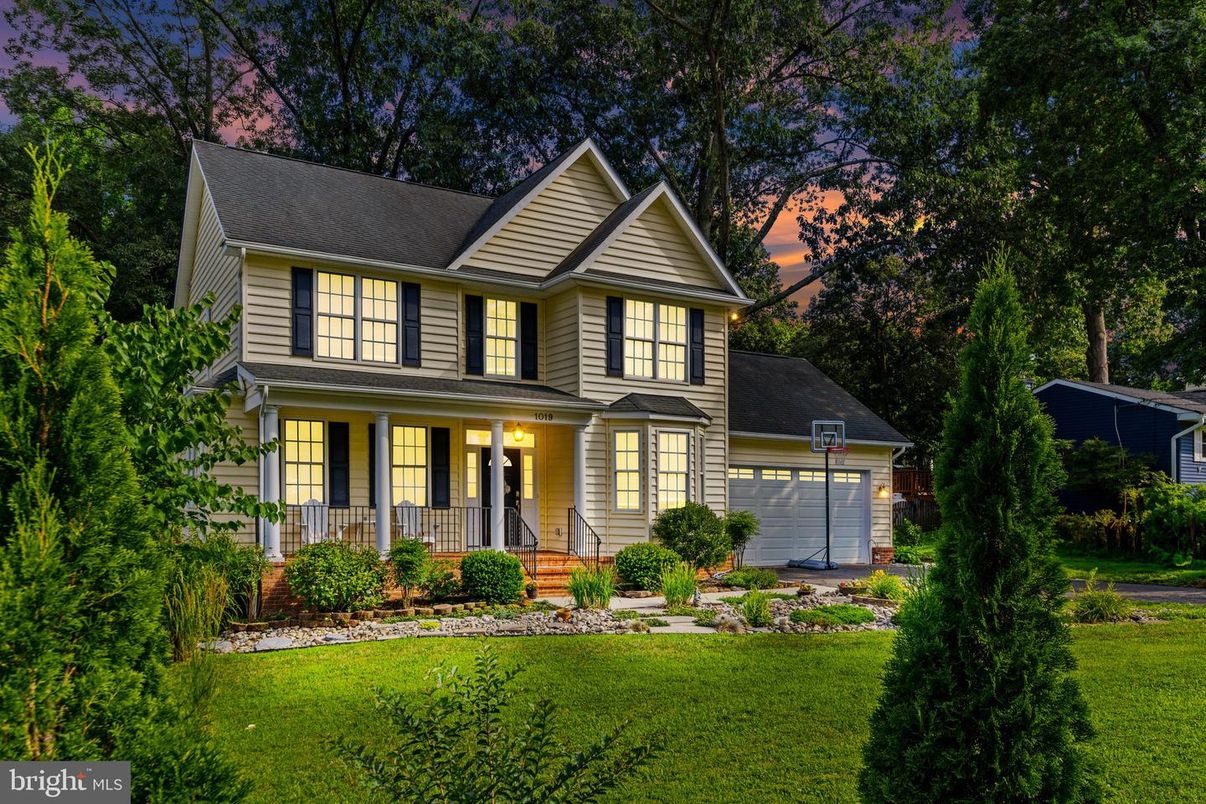 Attached, Exterior, Facade, Farmhouse