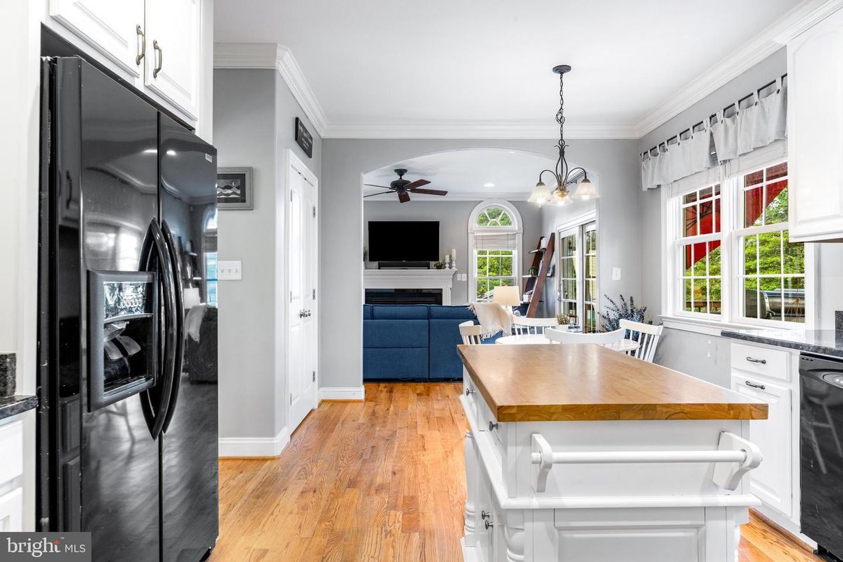 Dining room, Interior, Kitchen, Pendant Lights, Recessed Lighting, Wood Texture Flooring