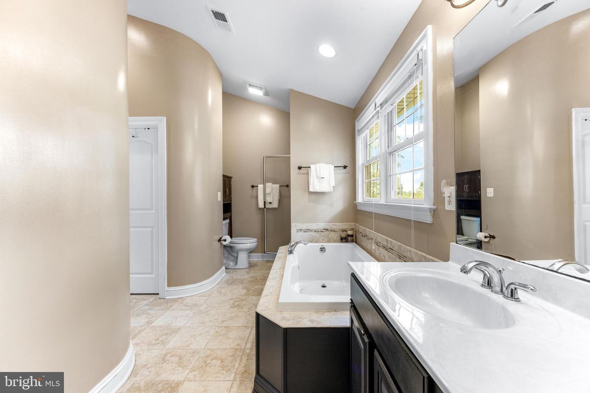 Bathroom, Dual Sink Vanities, Interior, Recessed Lighting
