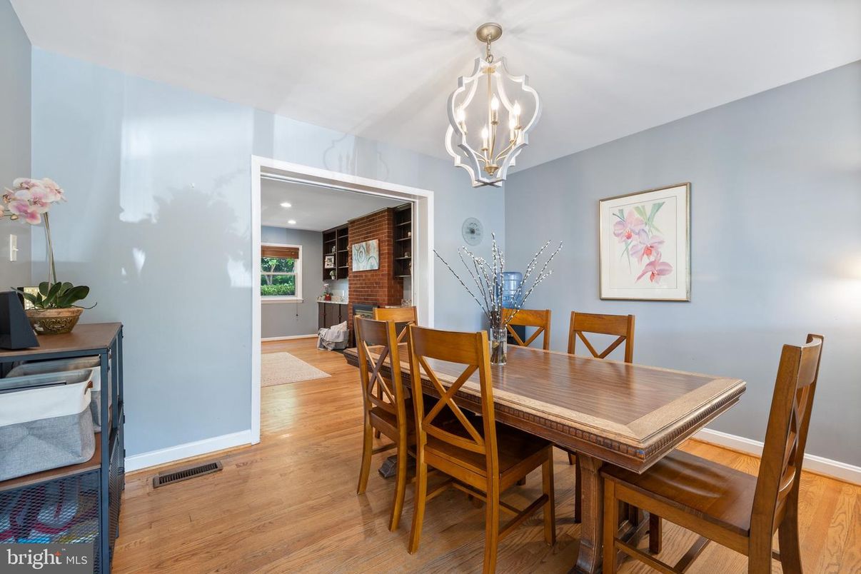 Chandelier, Dining room, Interior, Recessed Lighting, Wood Texture Flooring