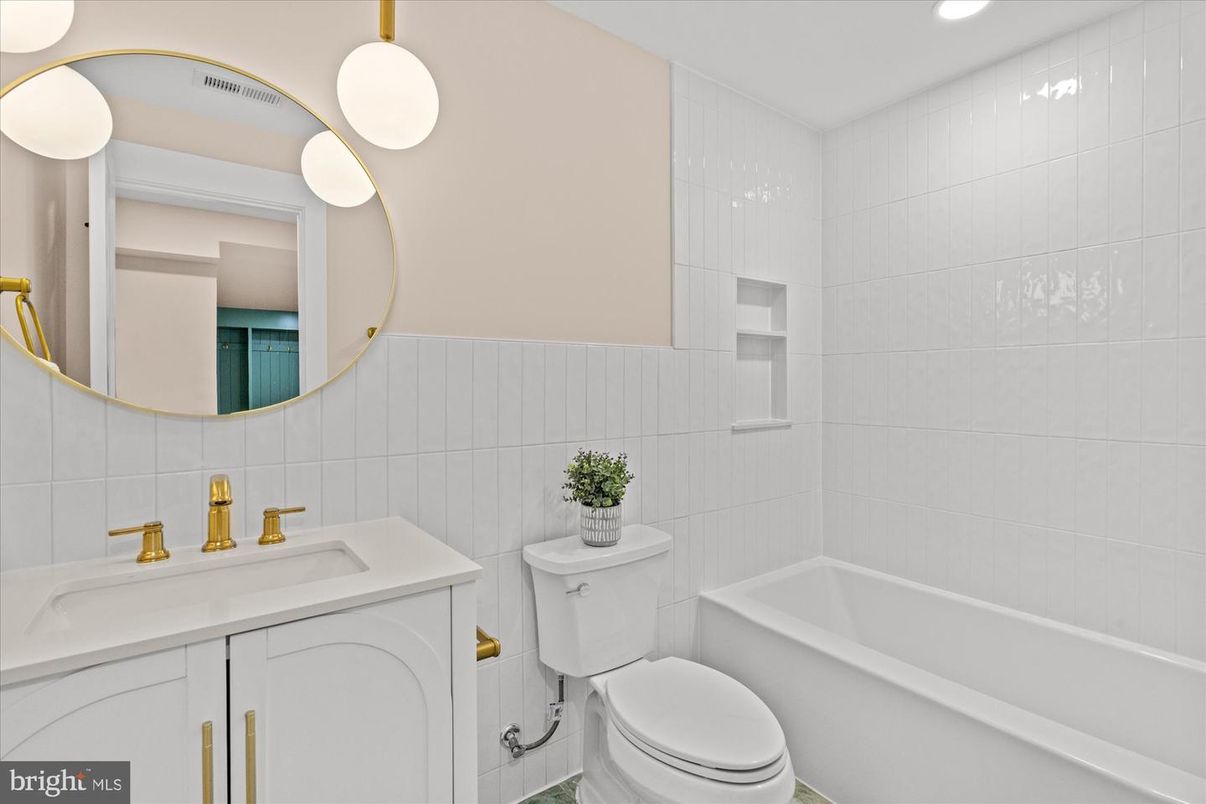 Bathroom, Interior, Recessed Lighting