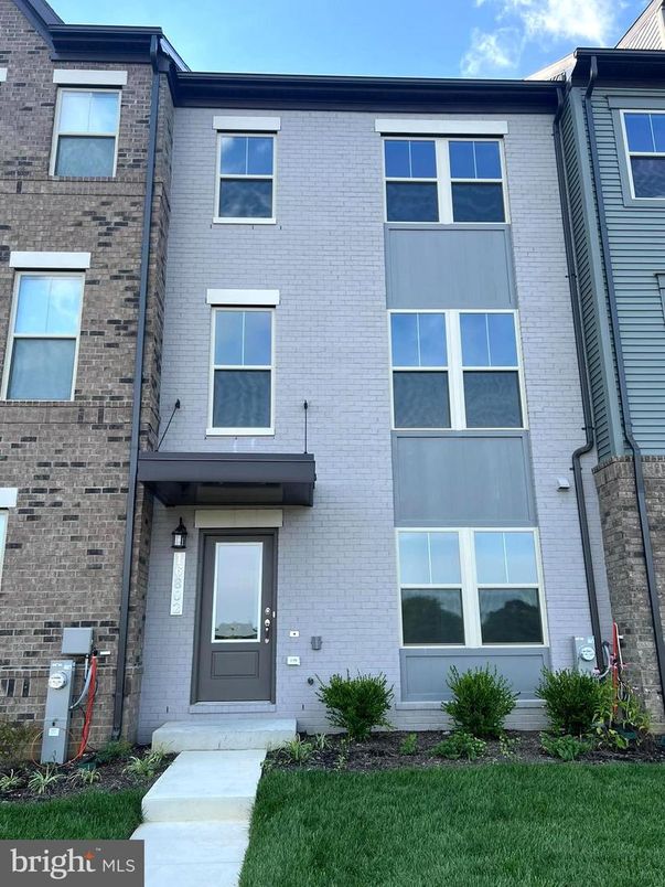 Exterior, Facade, Brick Facade, Rowhouse