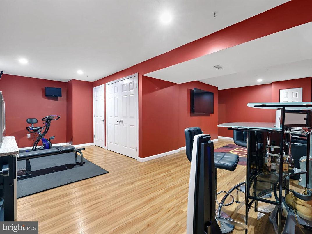 Fitness Equipment, Interior, Recessed Lighting, Wood Texture Flooring