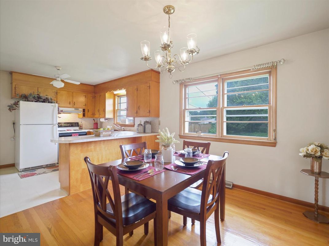 Chandelier, Dining room, Interior, Kitchen, Wood Texture Flooring