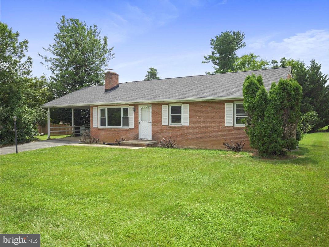 Attached, Backyard, Exterior, Facade, Brick Facade, Cape Cod