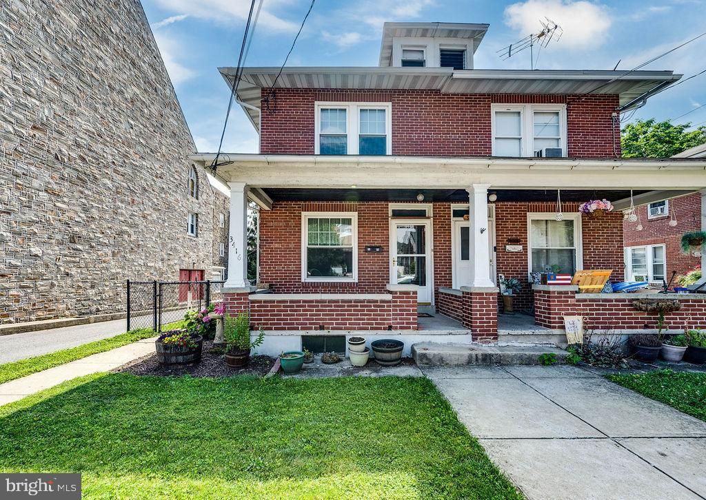 Exterior, Facade, Brick Facade, American Foursquare