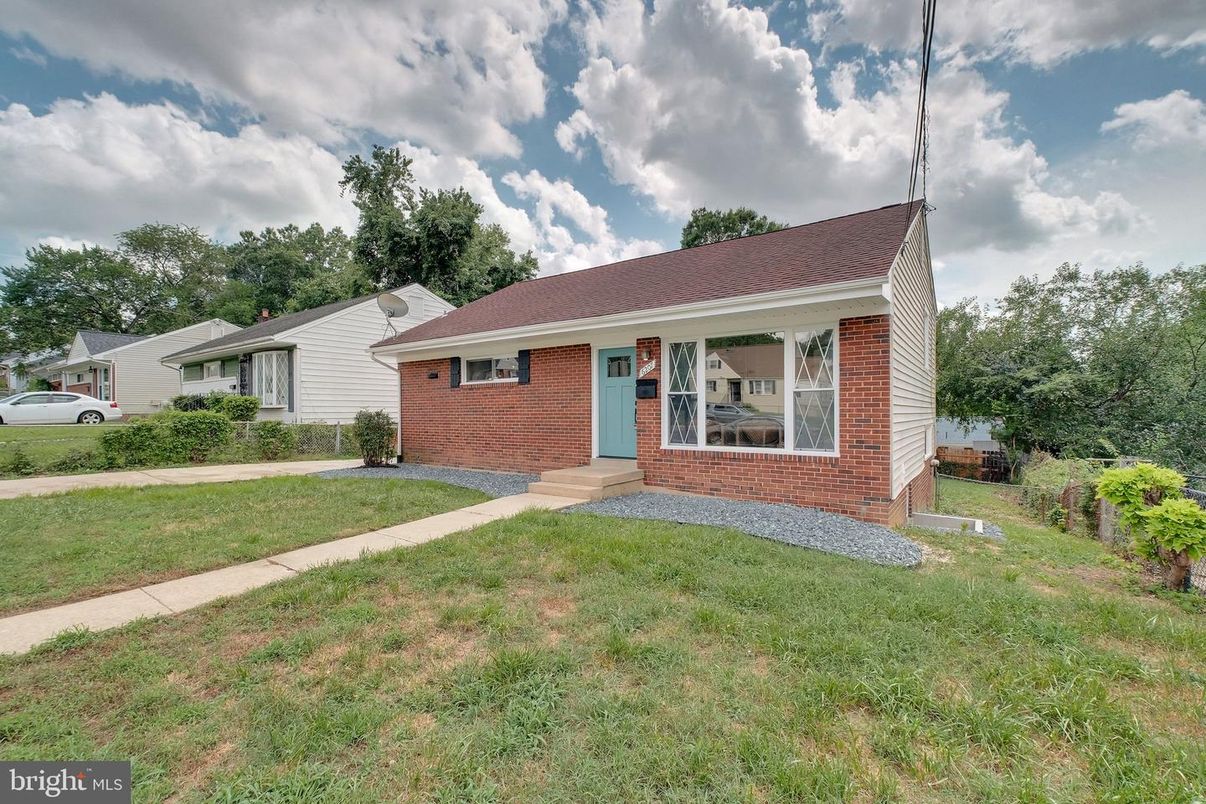 Exterior, Facade, Brick Facade, Ranch