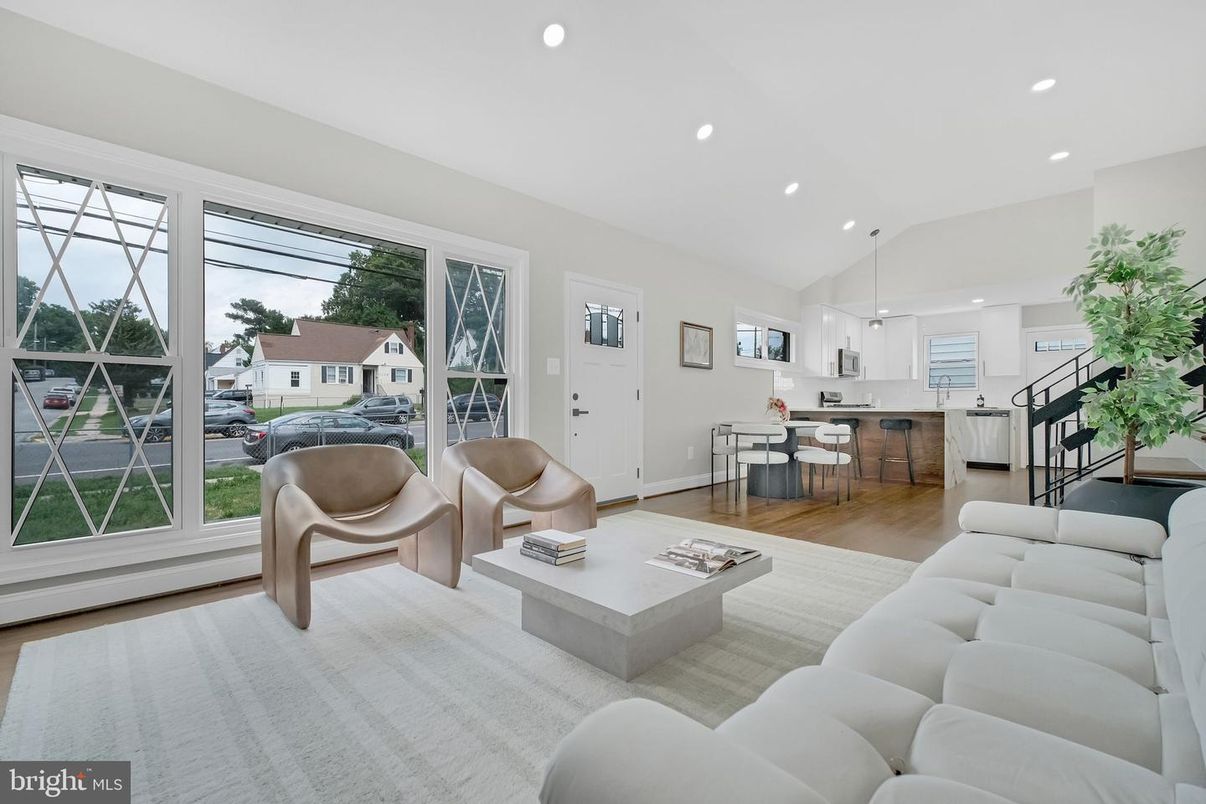 Dining room, Interior, Living room, Pendant Lights, Recessed Lighting, Wood Texture Flooring