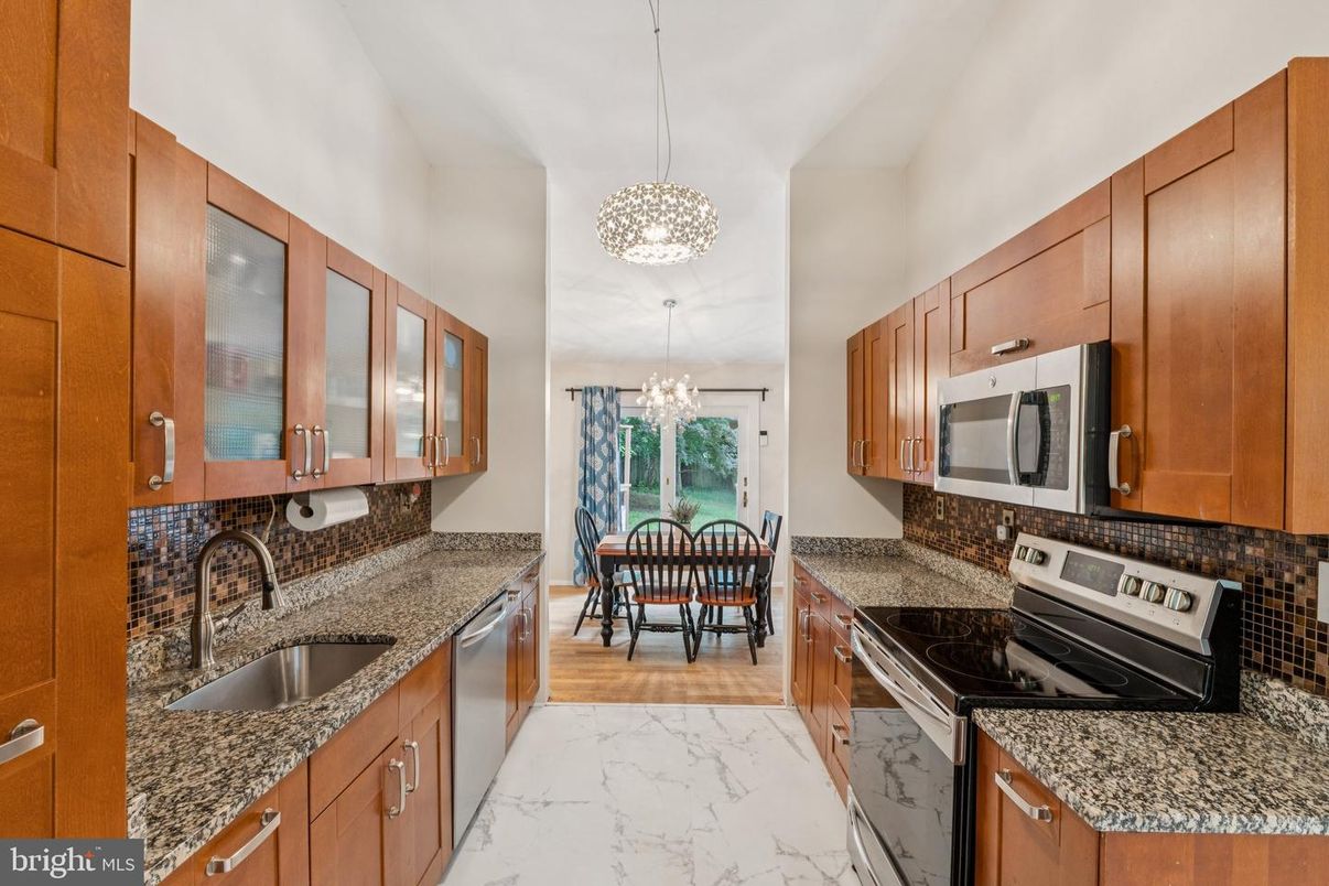 Chandelier, Dining room, Interior, Kitchen, Marble, Pendant Lights, Wood Texture Flooring