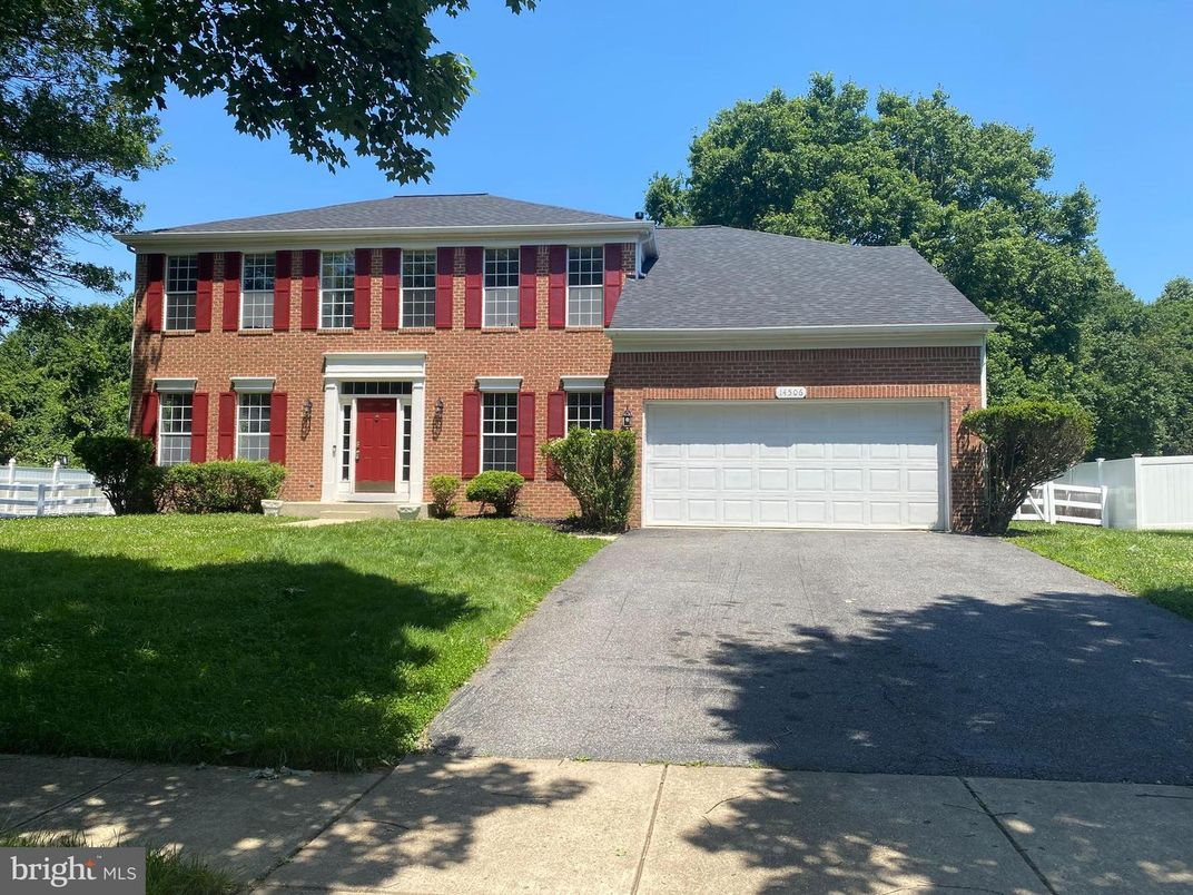 Attached, Exterior, Facade, Brick Facade, Georgian