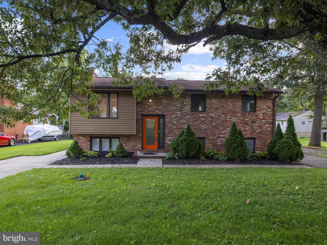 Exterior, Facade, Brick Facade, Raised Ranch