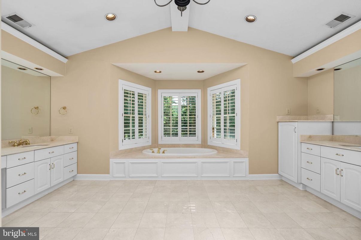 Bathroom, Interior, Recessed Lighting