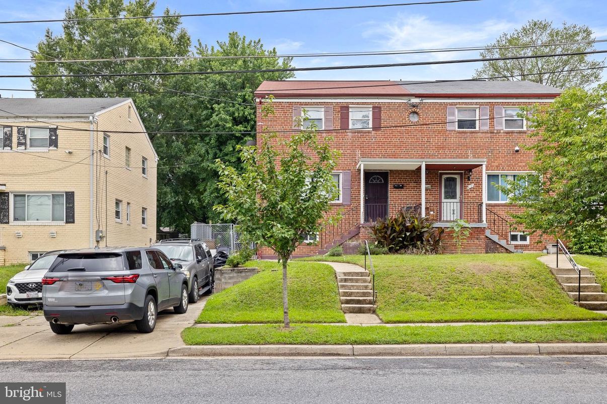 Exterior, Facade, Brick Facade, Georgian