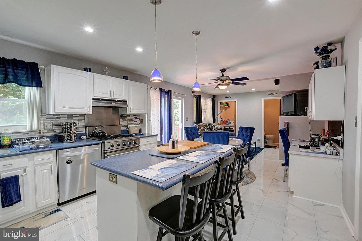 Dining room, Interior, Kitchen, Marble, Pendant Lights, Recessed Lighting, Stainless Steel Appliances