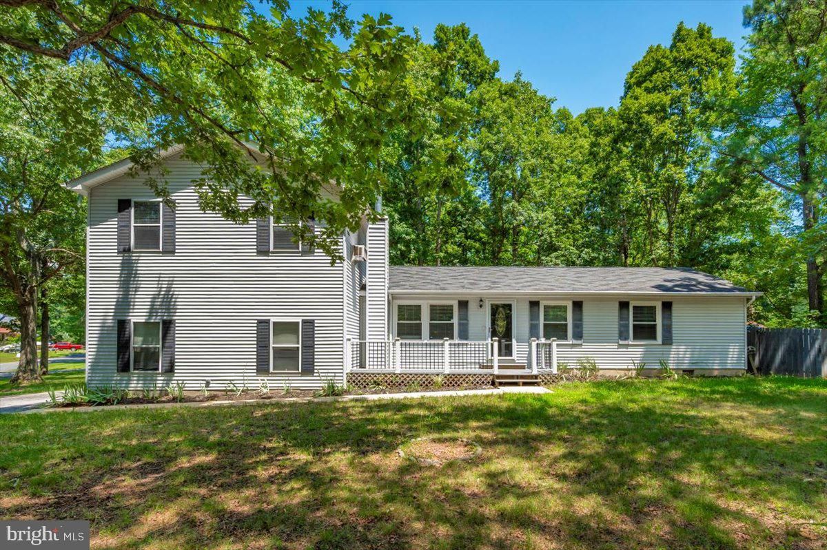 Backyard, Exterior, Facade, Split Level