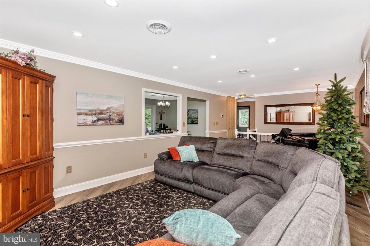 Interior, Living room, Pendant Lights, Recessed Lighting, Wood Texture Flooring