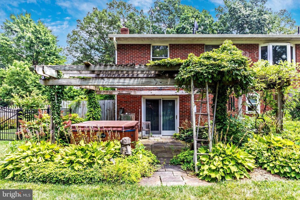 Exterior, Facade, Brick Facade, American Foursquare