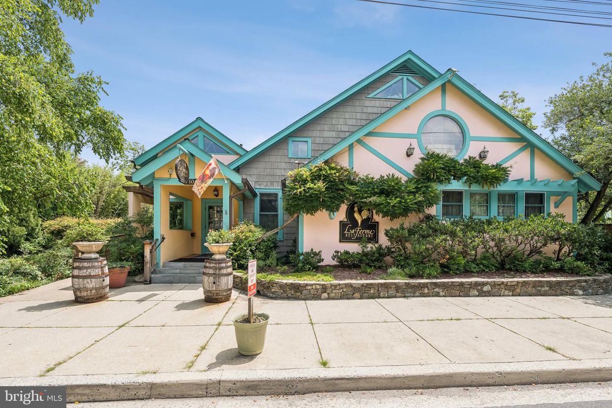 Exterior, Facade, Queen Anne Victorian