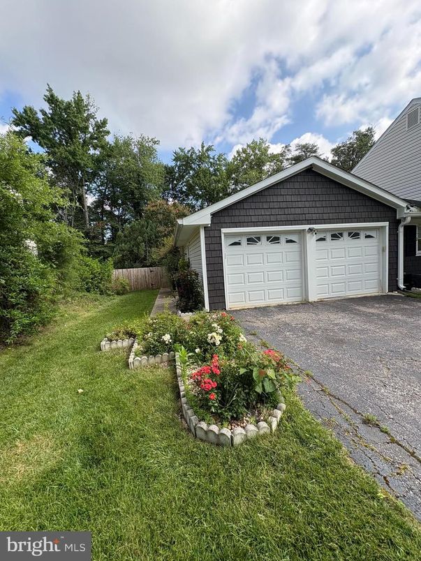 Detached Garage, Exterior