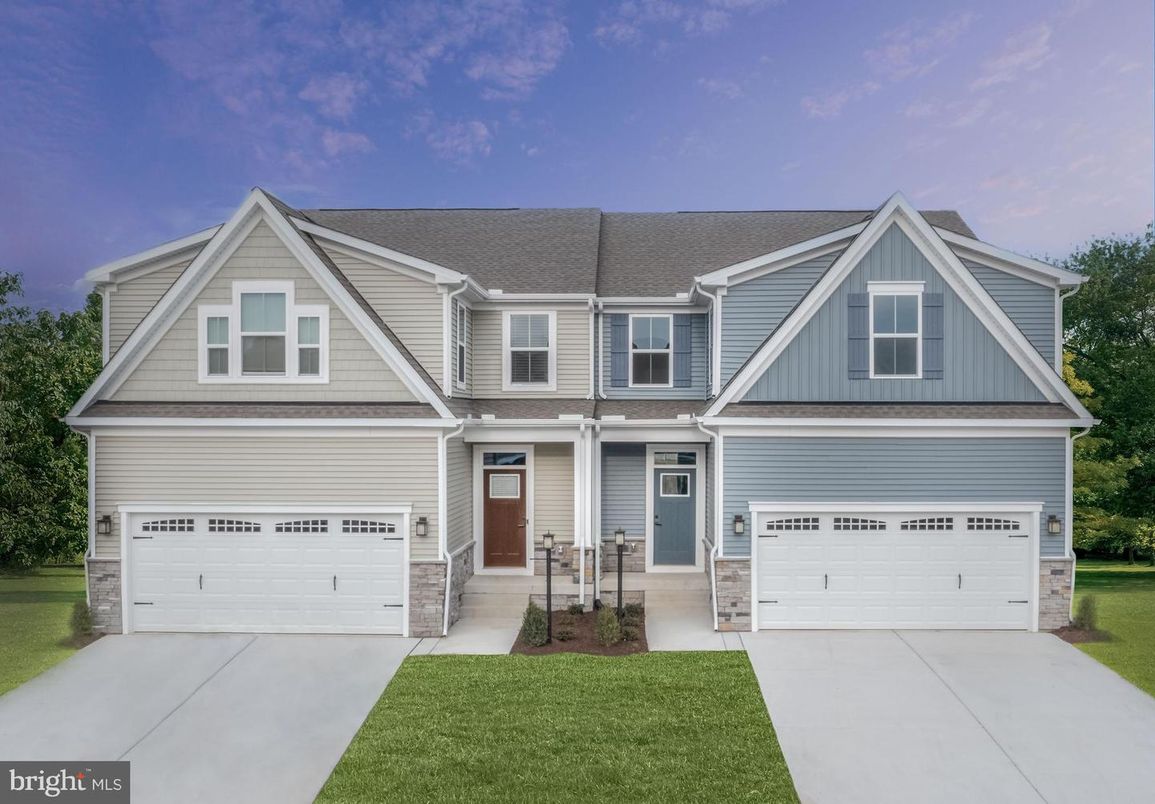 Attached, Exterior, Facade, Farmhouse