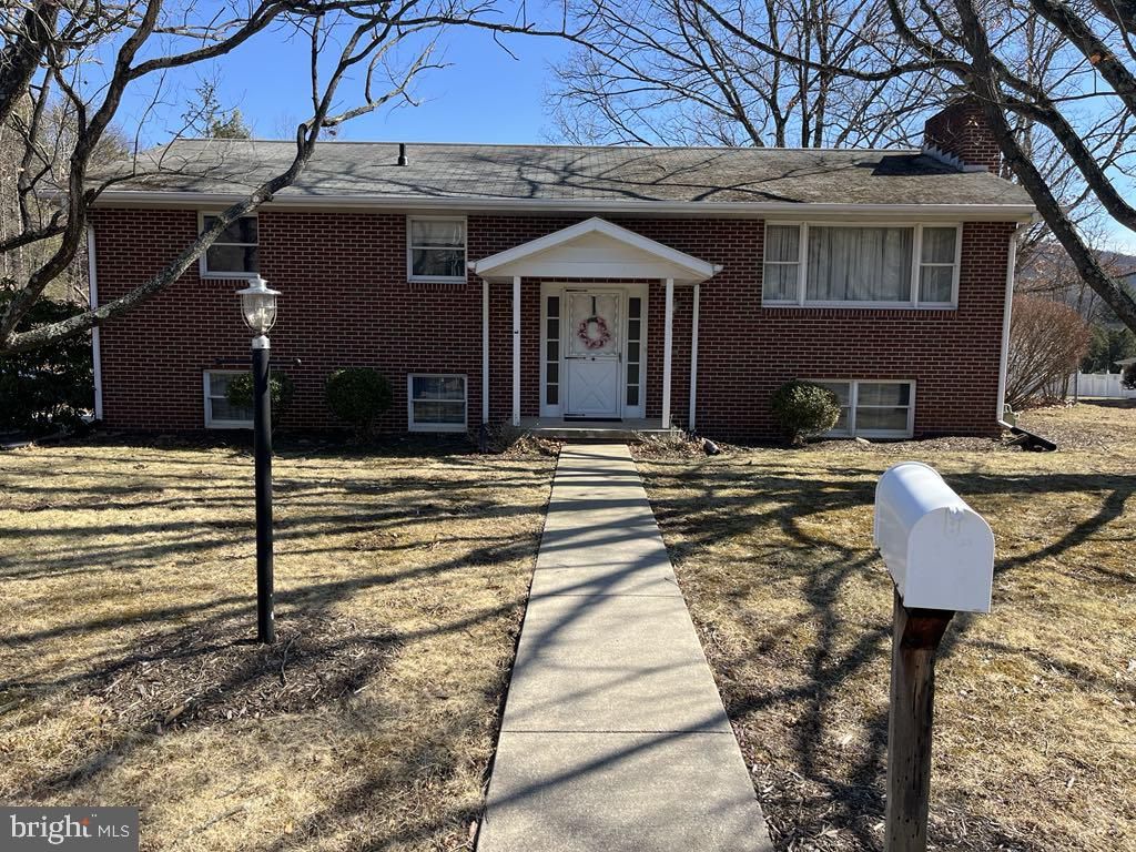 Exterior, Facade, Brick Facade, Raised Ranch