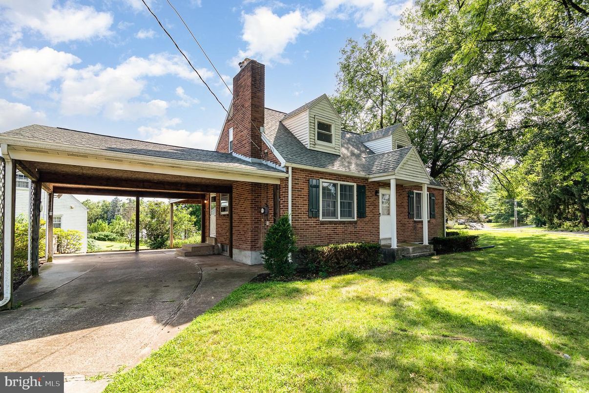 Backyard, Exterior, Facade, Brick Facade, Cape Cod