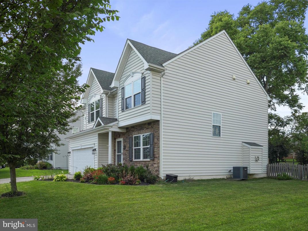 Attached, Exterior, Facade, Farmhouse