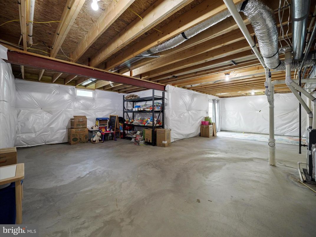 Garage, Interior, Wooden Beams