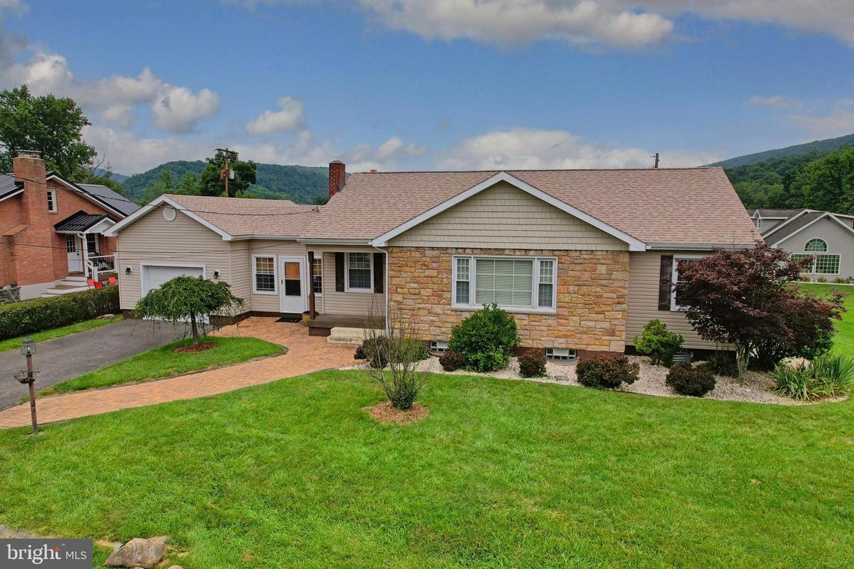 Attached, Exterior, Facade, Ranch