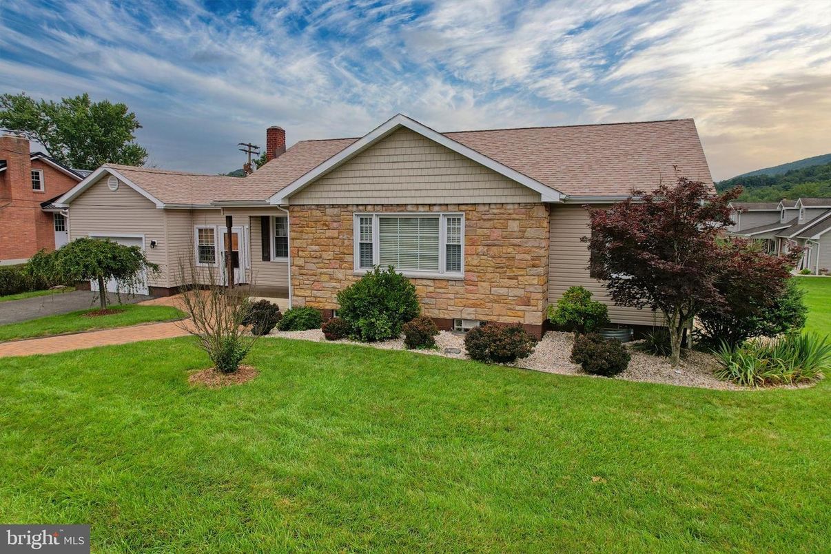 Backyard, Exterior, Facade, Ranch