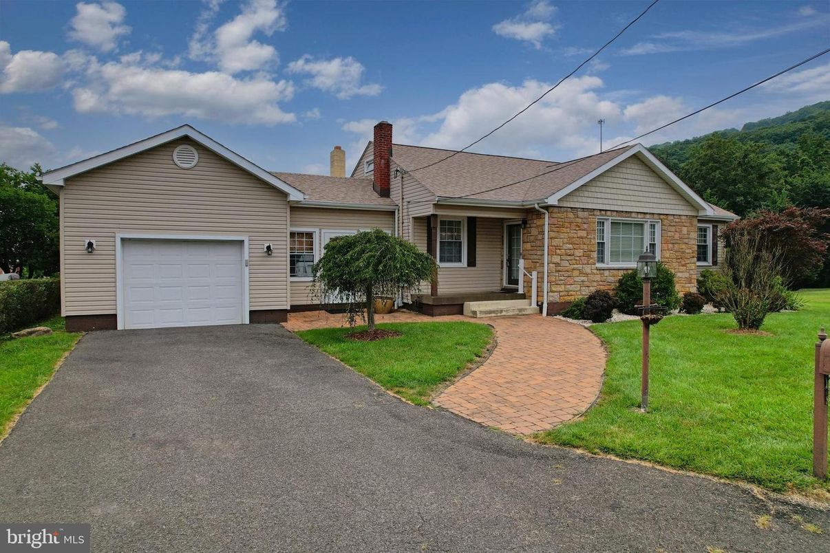 Attached, Exterior, Facade, Brick Facade, Ranch