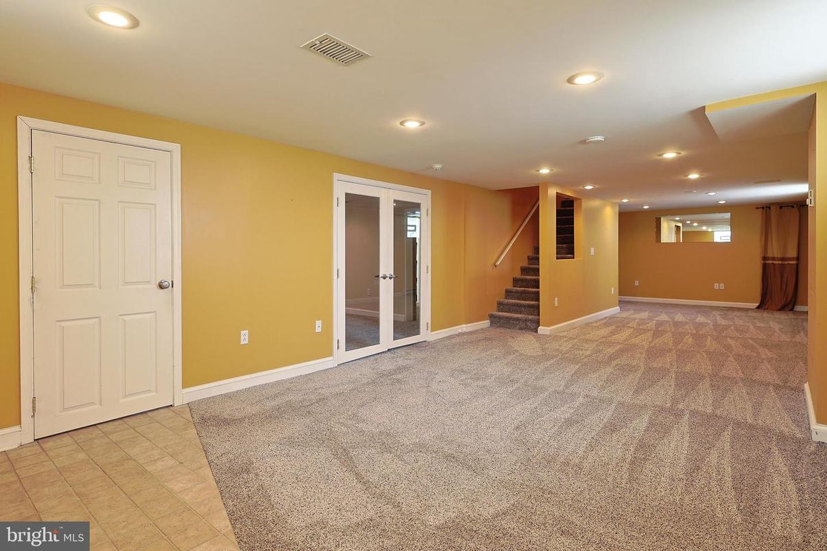 Empty room, Interior, Recessed Lighting