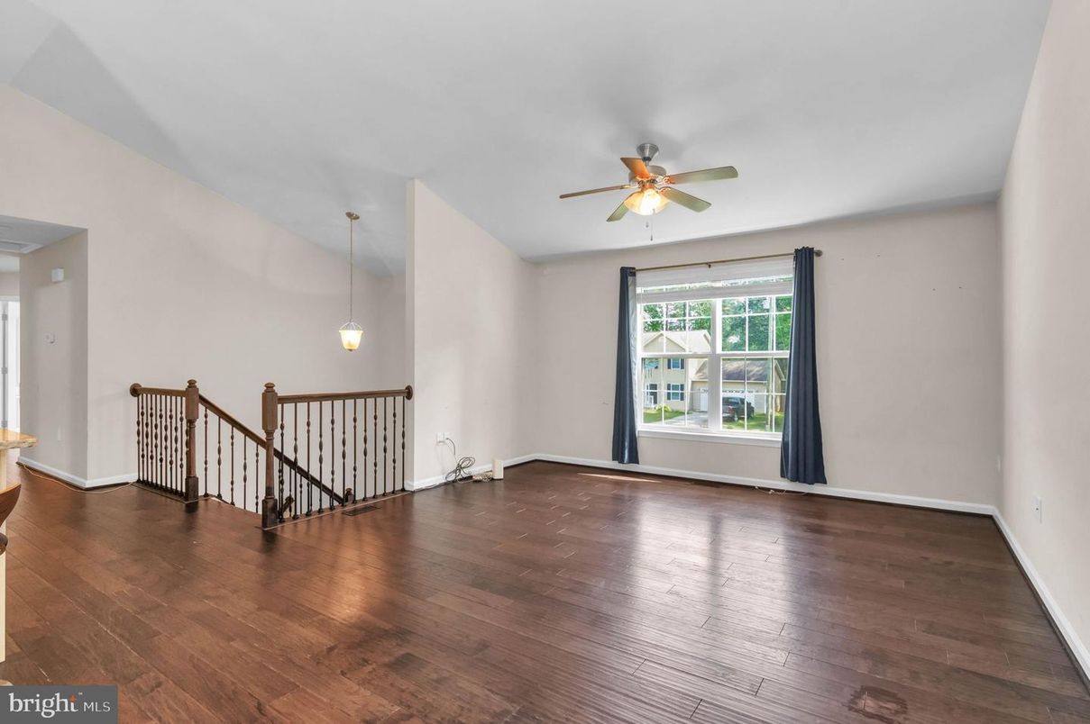 Empty room, Interior, Pendant Lights, Wood Texture Flooring