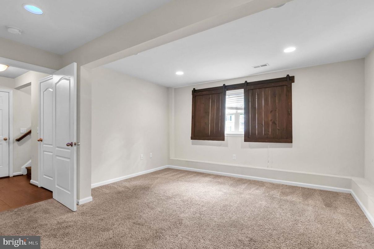 Empty room, Interior, Recessed Lighting