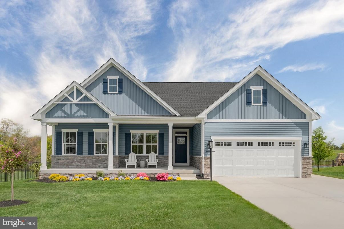 Attached, Exterior, Facade, American Craftsman