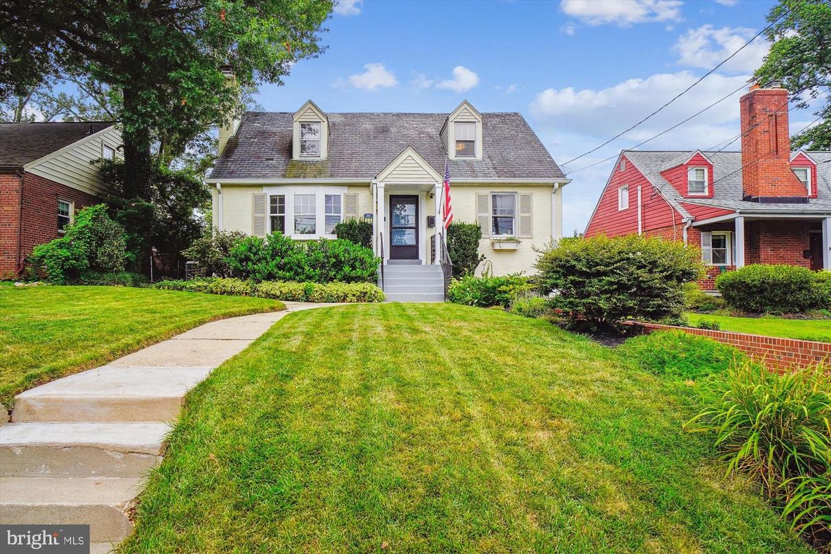 Exterior, Facade, Cape Cod