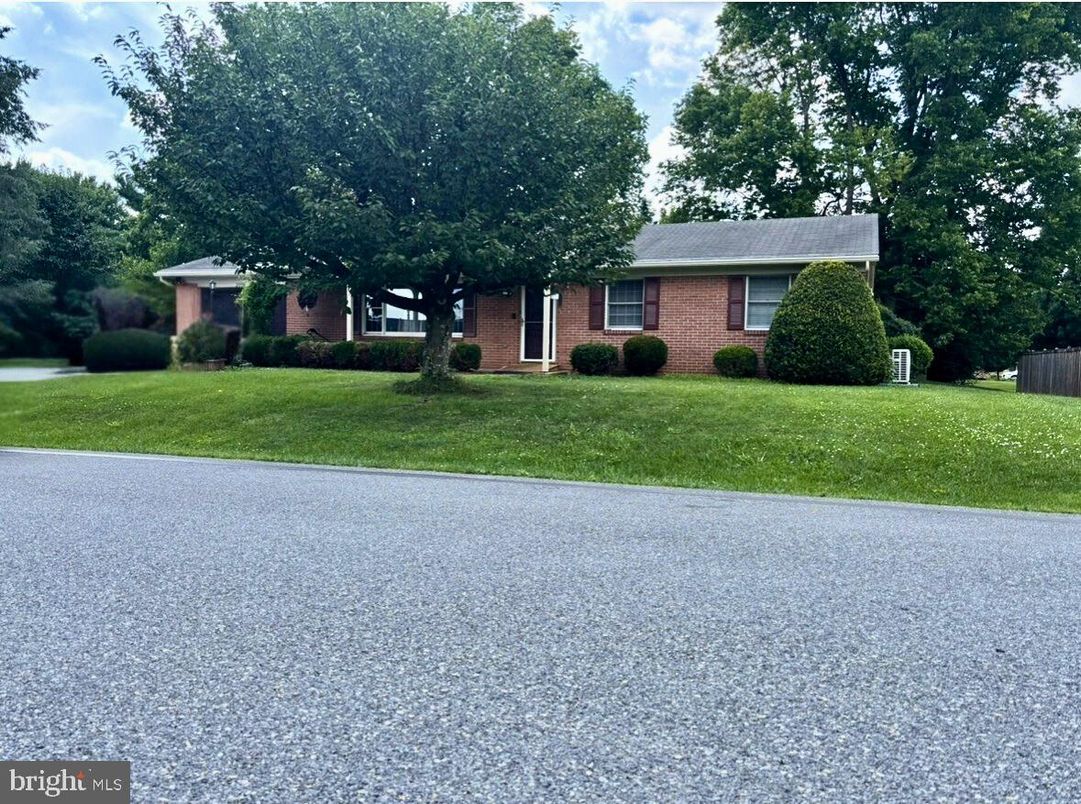 Backyard, Exterior, Facade, Brick Facade, Ranch